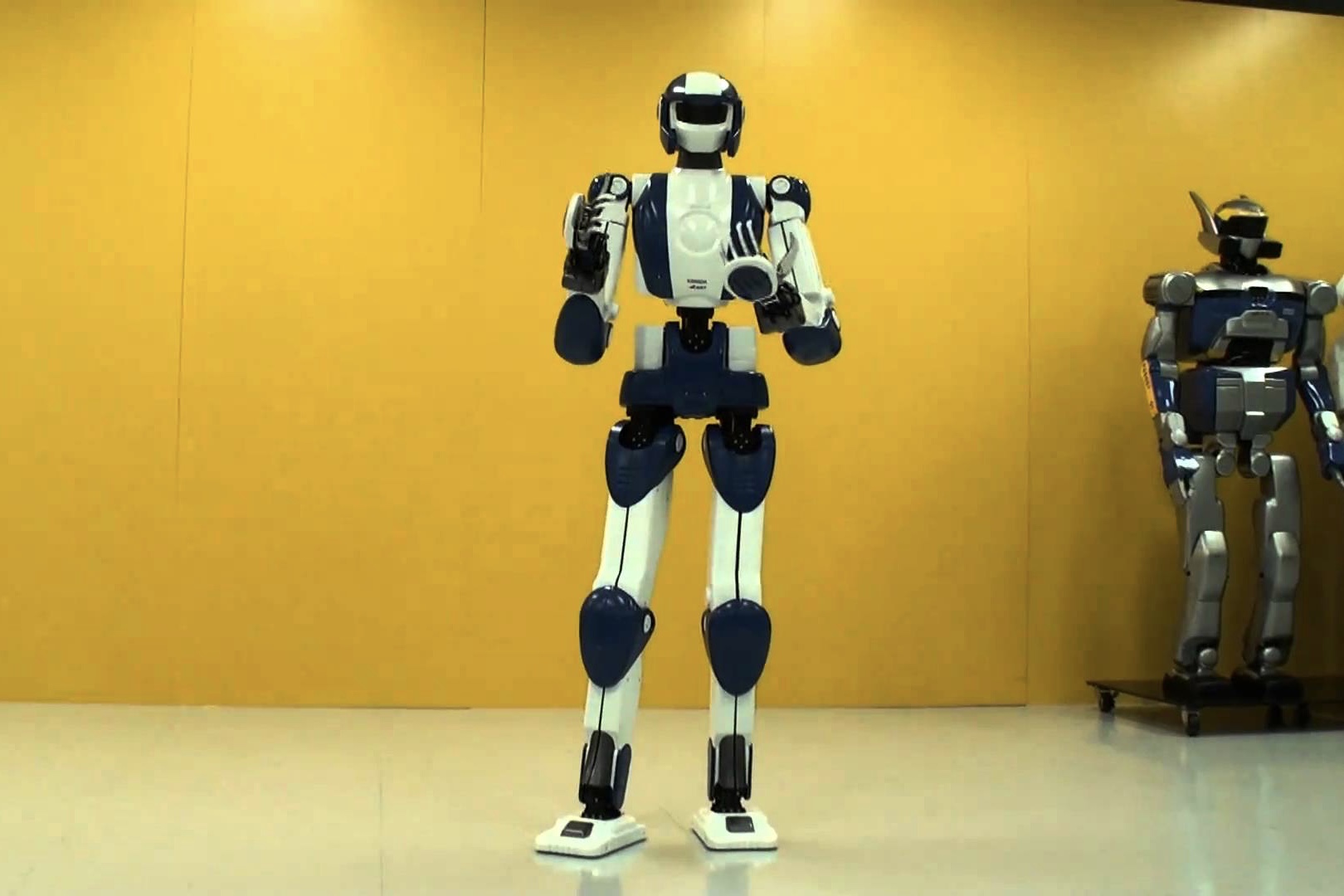 Сколько роботов в команде. Робот HRP-4c. Робот-гуманоид HRP-4c. Ходьба робота. Робот андроид.