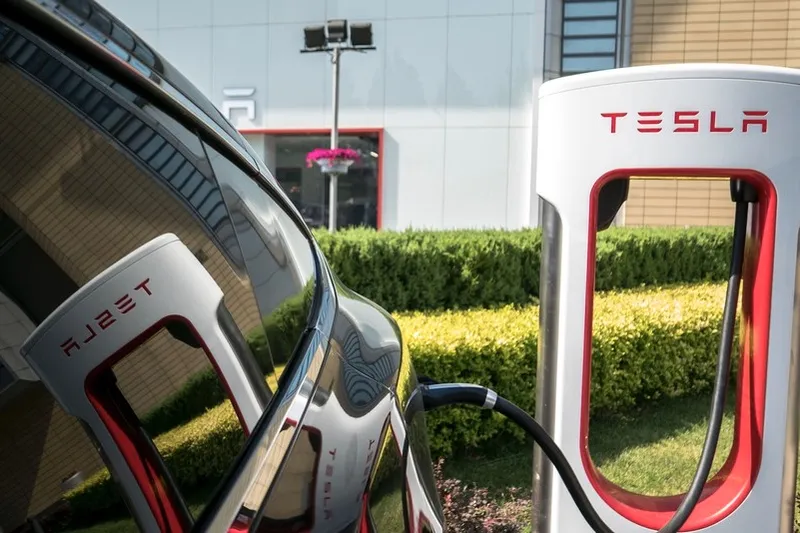 Samsung takes on a challenge to outwit Tesla at their own game!! 0