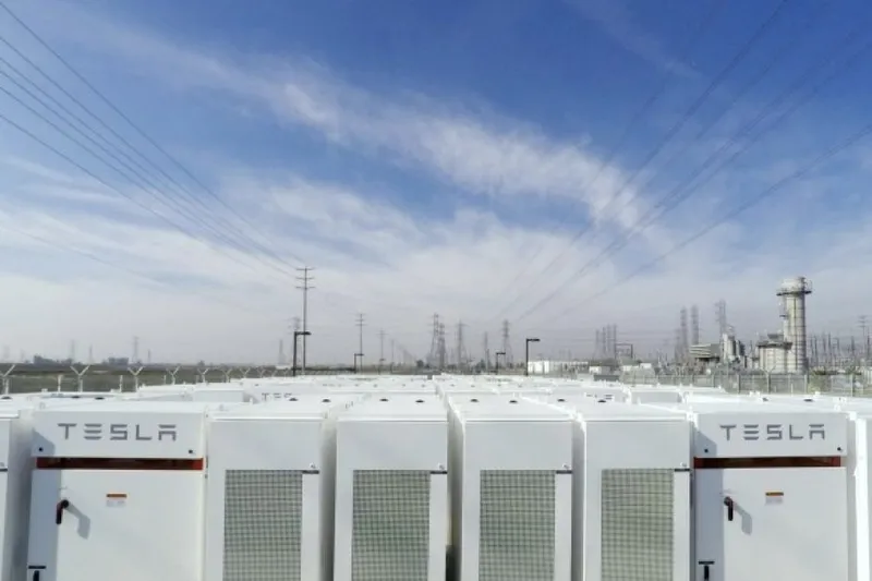 Tesla launches biggest lithium-ion battery set in South Australia 2