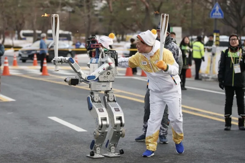 Robot carries the Olympic tourch in South Korea 0