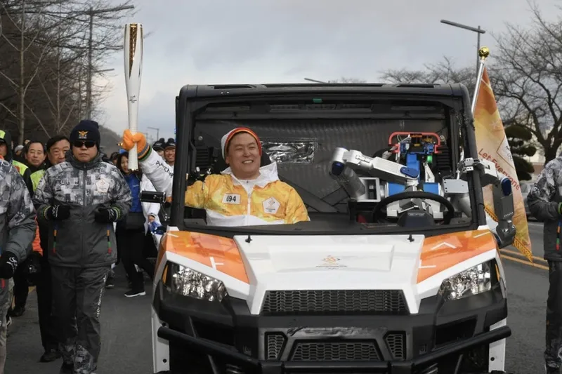 Robot carries the Olympic tourch in South Korea 5