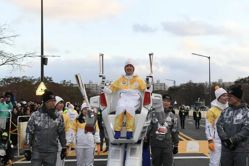 Robot carries the Olympic tourch in South Korea 7
