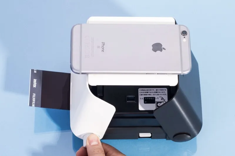 This gadget turns your smartphone into a polaroid camera!!