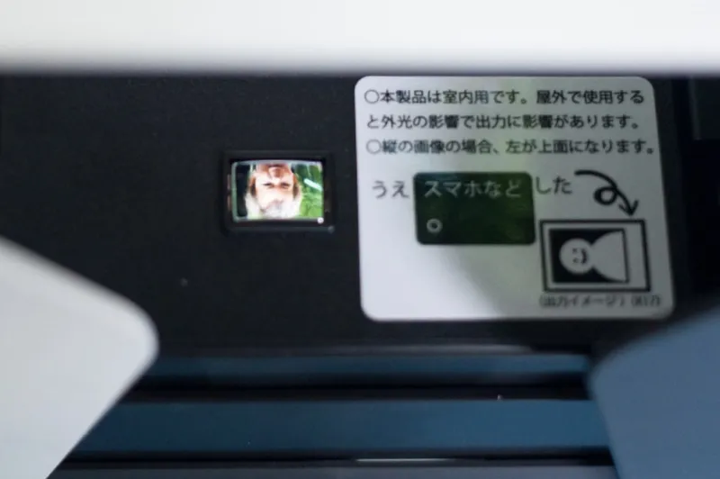 This gadget turns your smartphone into a polaroid camera!!