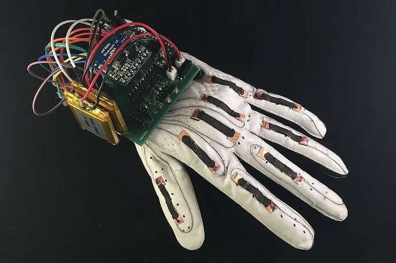 Video: The Smart Glove that turns sign language into text!!