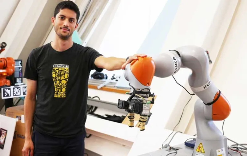 A Robotic Arm Has Thought Itself How To See Objects