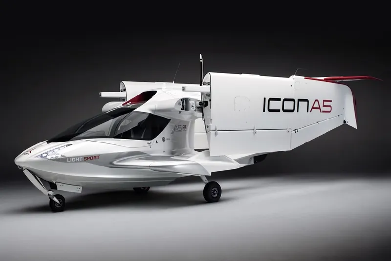 Video: The Icon A5 Aircraft features foldable wings! 10