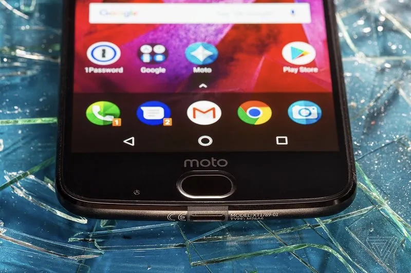 Video: Hands-On review of the Motorola Moto Z2 Force! 0