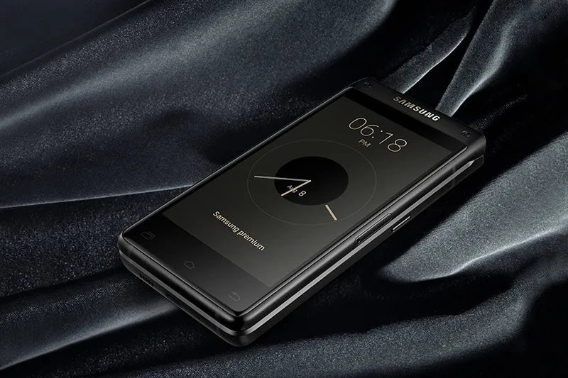 Samsung designs a retro flip-phone!! 1
