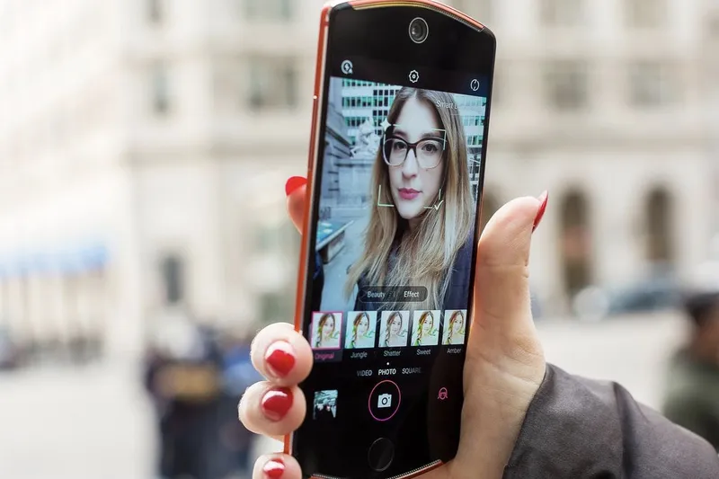 Video: There is a selfie-taking app that can help you get more "likes"...