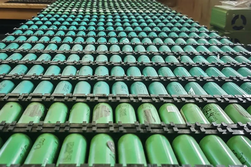 Video: Use your old laptop batteries to power your home!! 0