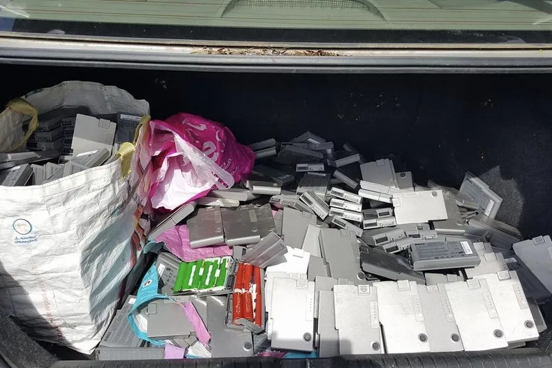 Video: Use your old laptop batteries to power your home!! 3