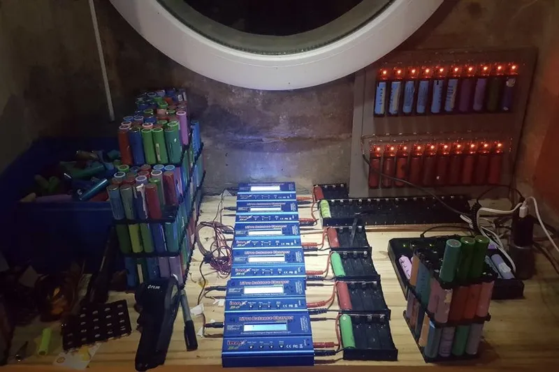 Video: Use your old laptop batteries to power your home!! 4