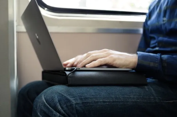 Video: A laptop sleeve that carries and charges your devices at the same time!! 0