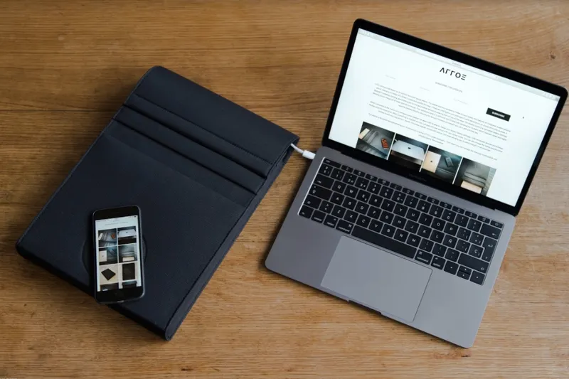 Video: A laptop sleeve that carries and charges your devices at the same time!! 3