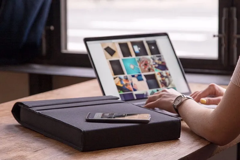 Video: A laptop sleeve that carries and charges your devices at the same time!! 1