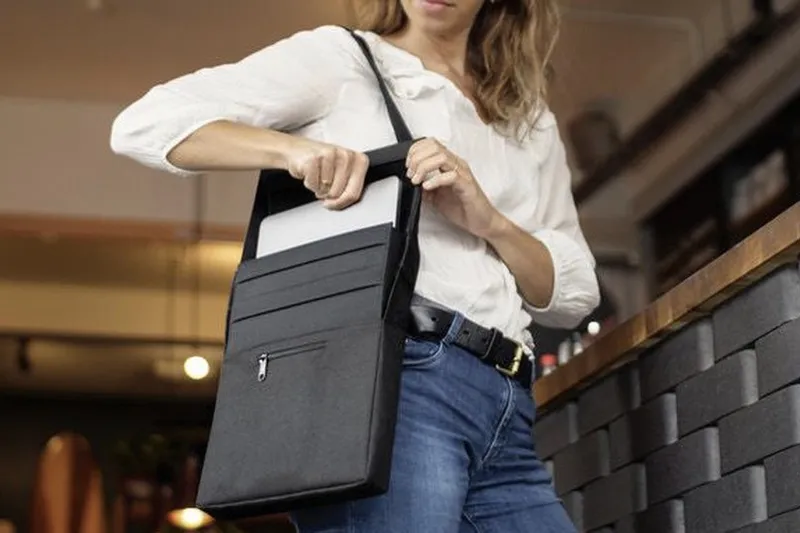 Video: A laptop sleeve that carries and charges your devices at the same time!! 2